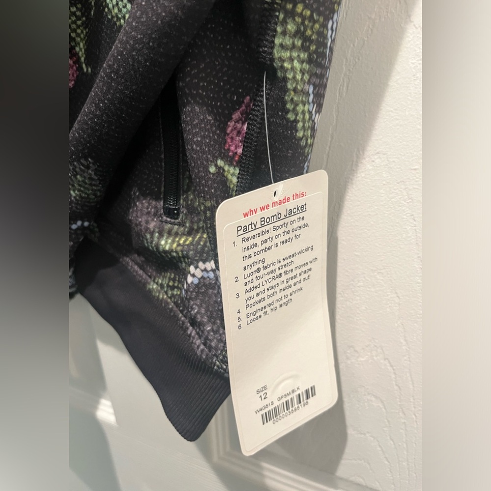 BNWT’S . Lululemon Party Bomb Jacket - Picture 7 of 8